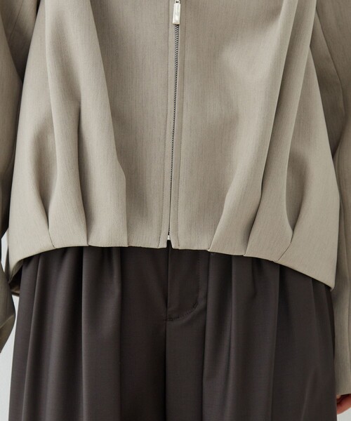 UNITED TOKYO(ユナイテッドトウキョウ)の「【グレー残りわずか!】バックベルトタックブルゾン|軽アウター/春服(ブルゾン・レディース・ベージュ/ブラック/グレー・1/2)」の4枚目の写真