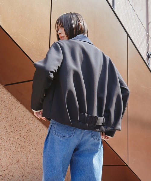 UNITED TOKYO（ユナイテッドトウキョウ）の「バックベルトタックブルゾン｜軽アウター/春服（ブルゾン・レディース・ベージュ/ブラック・1/2）」の4枚目の写真