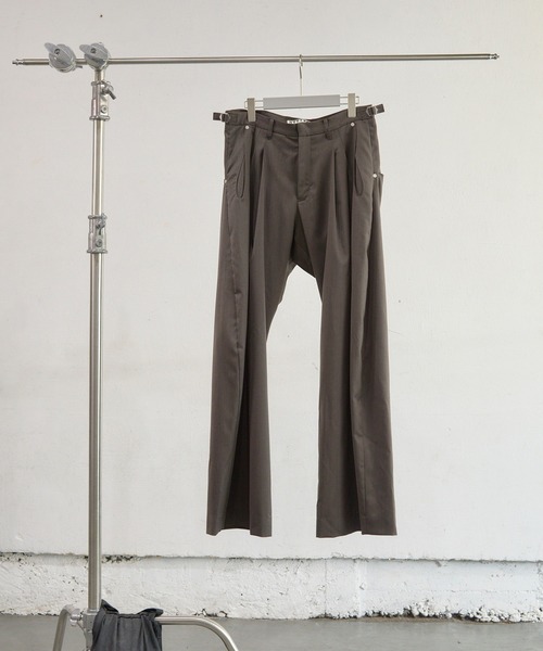 2TUCKED CURVED LEG TROUSERS（その他パンツ）｜NVRFRGT（ネヴァー