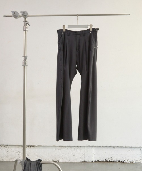 NVRFRGT(ネヴァーフォーゲット)の「2TUCKED CURVED LEG TROUSERS(その他パンツ・メンズ・ブラック/ブラウン・1/2)」の2枚目の写真