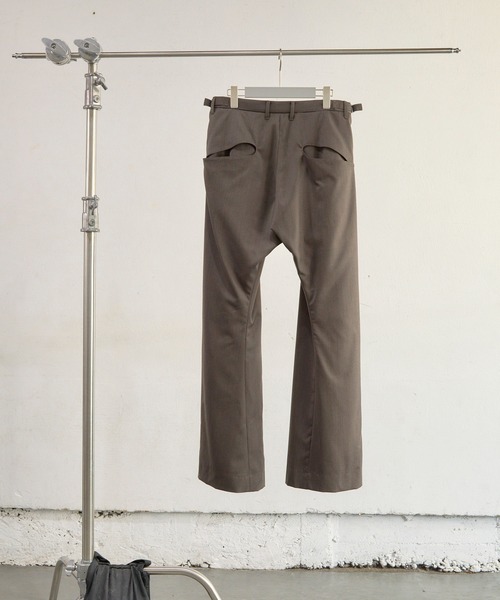 2TUCKED CURVED LEG TROUSERS（その他パンツ）｜NVRFRGT（ネヴァー