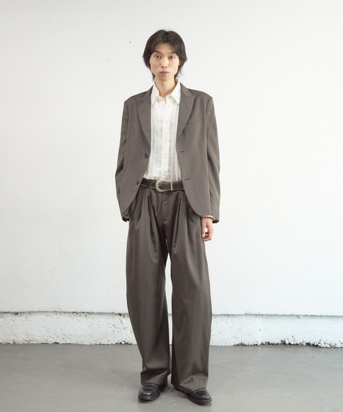 NVRFRGT(ネヴァーフォーゲット)の「2TUCKED CURVED LEG TROUSERS(その他パンツ・メンズ・ブラック/ブラウン・1/2)」の8枚目の写真