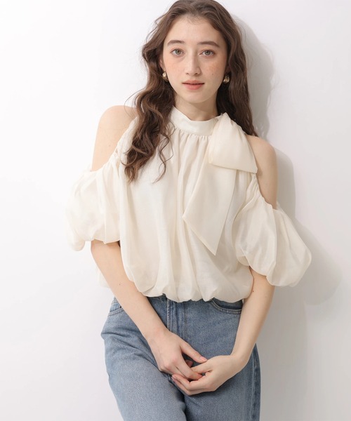 Rirandture（リランドチュール）の「リボンネックオフショルブラウス（シャツ/ブラウス・レディース・オフホワイト・1/2）」の2枚目の写真