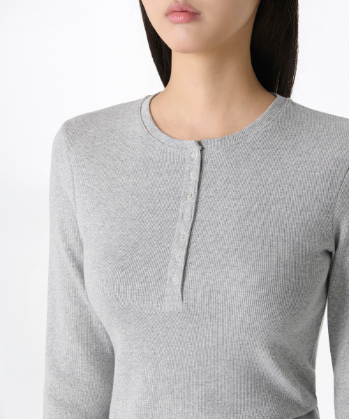 MUSINSA STANDARD WOMAN（ムシンサスタンダードウーマン）の「ウィメンズリブスリムヘンリーネック長袖Tシャツ[ミディアムグレー]（Tシャツ/カットソー・レディース・その他・SMALL/MEDIUM/LARGE/X-SMALL）」の4枚目の写真