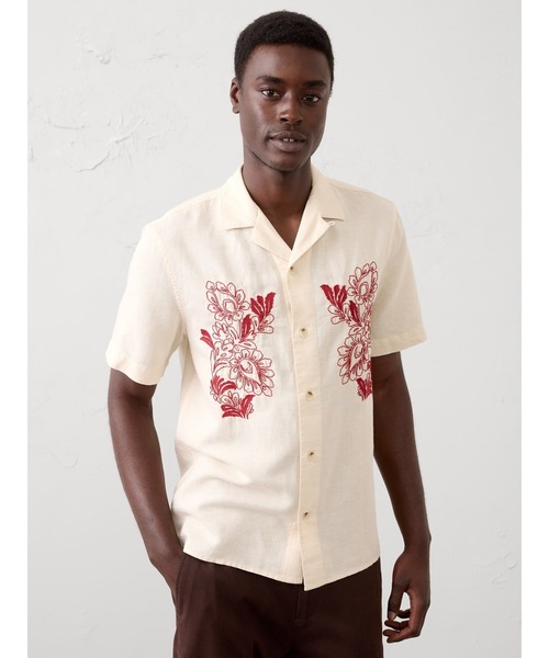 BANANA REPUBLIC FACTORY STORE(バナナリパブリック ファクトリーストア)の「BANANA REPUBLIC FACTORY STORE スタンダードフィット エンブロイダリー リゾートシャツ(シャツ/ブラウス・メンズ・ホワイト/アイボリー・S/M/L/XL)」の2枚目の写真