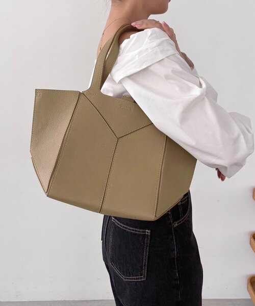 CAPRICIEUX LE'MAGE(カプリシューレマージュ)の「【S/Lサイズ展開あり】ブロッキングバッグ L(ショルダーバッグ・レディース・ブラック/ベージュ・FREE)」の1枚目の写真