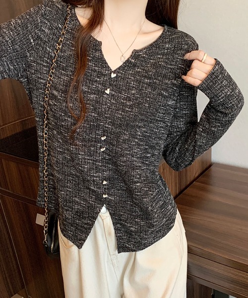 2ly2(トゥーリートゥー)の「ハートボタンリブカーディガン / Vネック リブトップス(Tシャツ/カットソー・レディース・ブラック/ベージュ/ブラウン・FREE)」の2枚目の写真