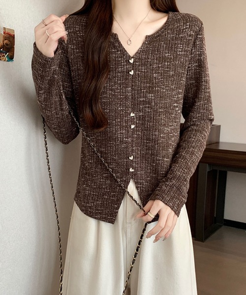 2ly2(トゥーリートゥー)の「ハートボタンリブカーディガン / Vネック リブトップス(Tシャツ/カットソー・レディース・ブラック/ベージュ/ブラウン・FREE)」の17枚目の写真