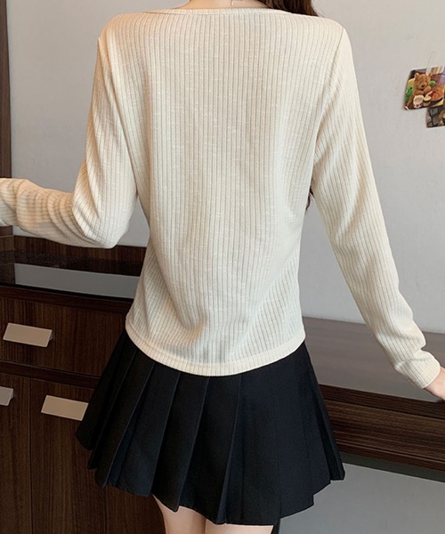 2ly2(トゥーリートゥー)の「ハートボタンリブカーディガン / Vネック リブトップス(Tシャツ/カットソー・レディース・ブラック/ベージュ/ブラウン・FREE)」の7枚目の写真