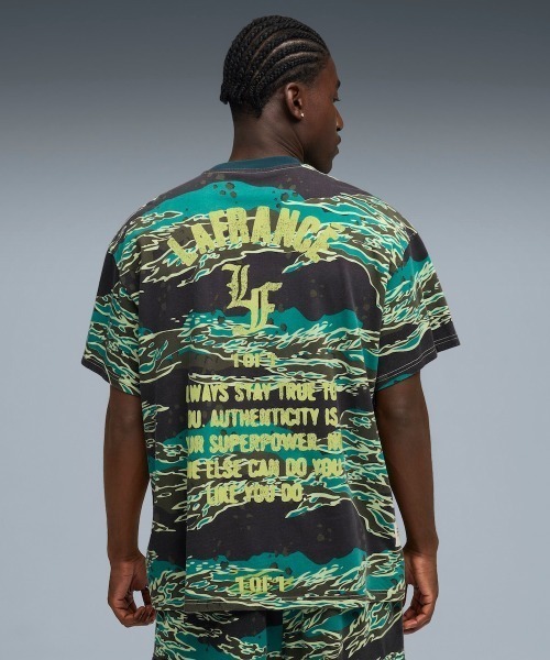 PUMA（プーマ）の「PUMA LAFRANCE SUPPLY AOP TEE（プーマ ラフランス サプライ エーオーピー ティー）（Tシャツ/カットソー・メンズ・グリーン系・SMALL/MEDIUM/LARGE/X-LARGE/XX-LARGE）」の3枚目の写真