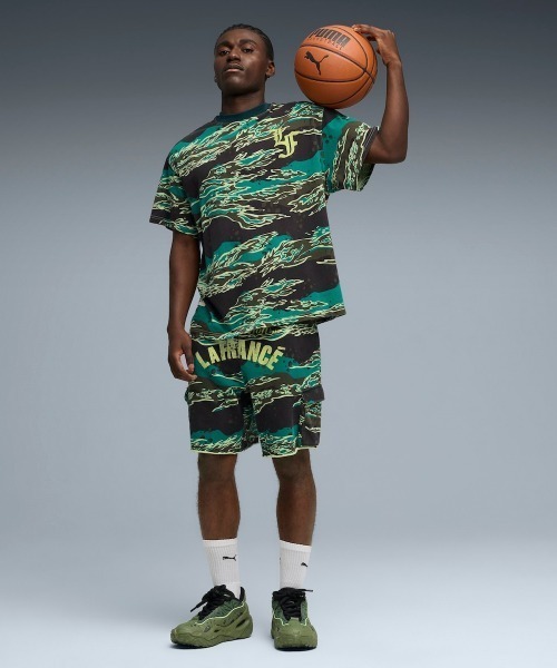 PUMA（プーマ）の「PUMA LAFRANCE SUPPLY AOP TEE（プーマ ラフランス サプライ エーオーピー ティー）（Tシャツ/カットソー・メンズ・グリーン系・SMALL/MEDIUM/LARGE/X-LARGE/XX-LARGE）」の2枚目の写真