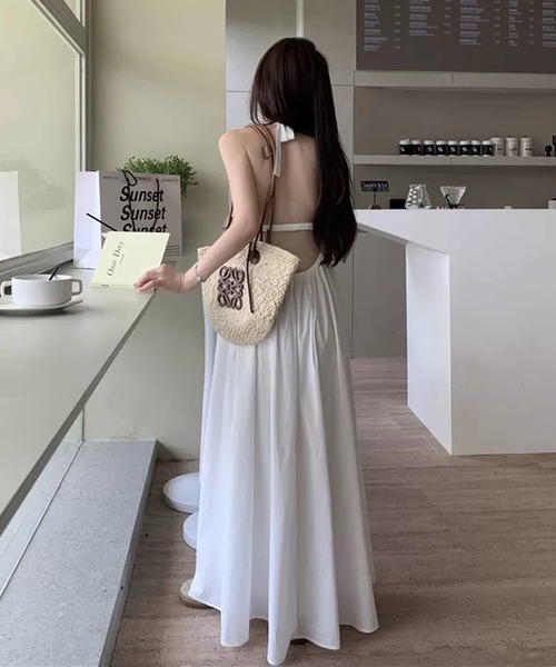 shopnikoniko(ショップニコニコ)の「ワンピース 夏 ロング丈 バックオープン ホルターネック ロングワンピース(ワンピース・レディース・ホワイト/ブラック・フリー)」の2枚目の写真