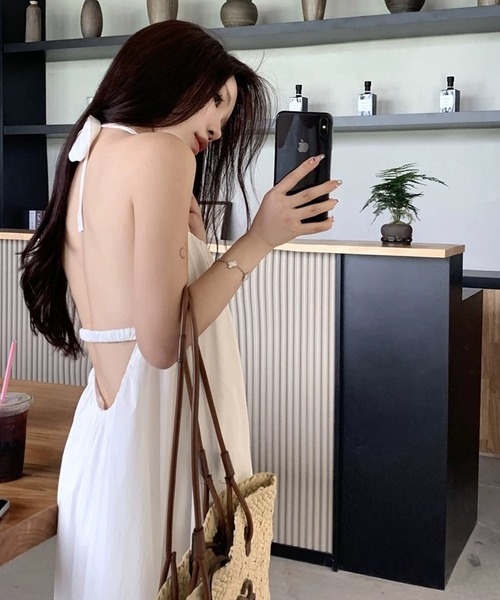 shopnikoniko(ショップニコニコ)の「ワンピース 夏 ロング丈 バックオープン ホルターネック ロングワンピース(ワンピース・レディース・ホワイト/ブラック・フリー)」の4枚目の写真