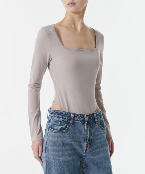 MUSINSA STANDARD WOMAN（ムシンサスタンダードウーマン）の「ウィメンズスクエアネック長袖ボディスーツ[アッシュベージュ]（Tシャツ/カットソー・レディース・その他・SMALL/MEDIUM/LARGE/X-SMALL）」の2枚目の写真