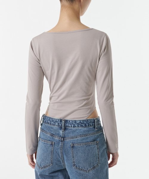 MUSINSA STANDARD WOMAN（ムシンサスタンダードウーマン）の「ウィメンズスクエアネック長袖ボディスーツ[アッシュベージュ]（Tシャツ/カットソー・レディース・その他・SMALL/MEDIUM/LARGE/X-SMALL）」の3枚目の写真