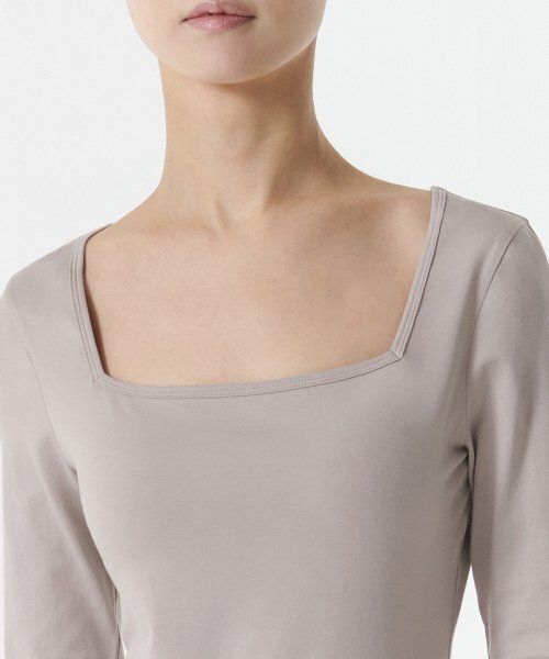 MUSINSA STANDARD WOMAN（ムシンサスタンダードウーマン）の「ウィメンズスクエアネック長袖ボディスーツ[アッシュベージュ]（Tシャツ/カットソー・レディース・その他・SMALL/MEDIUM/LARGE/X-SMALL）」の4枚目の写真