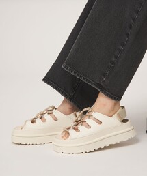 ＜UGG＞ゴールデングロウ トグル サンダル