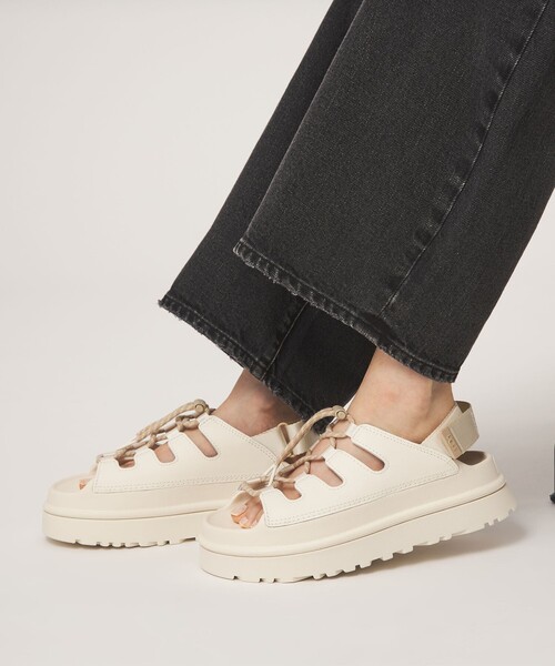 green label relaxing(グリーンレーベルリラクシング)の「<UGG>ゴールデングロウ トグル サンダル(サンダル・レディース・ブラック/オフホワイト・7/8/5/6)」の2枚目の写真