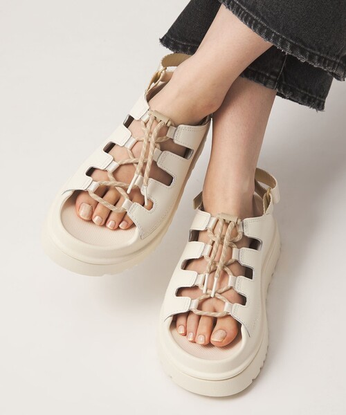 green label relaxing(グリーンレーベルリラクシング)の「<UGG>ゴールデングロウ トグル サンダル(サンダル・レディース・ブラック/オフホワイト・7/8/5/6)」の3枚目の写真