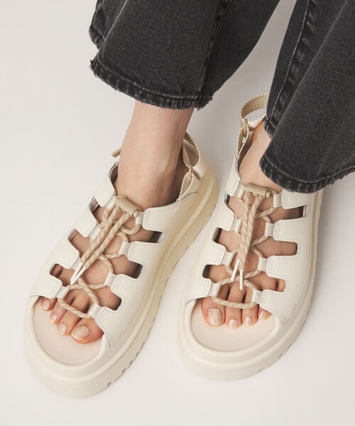 green label relaxing(グリーンレーベルリラクシング)の「<UGG>ゴールデングロウ トグル サンダル(サンダル・レディース・ブラック/オフホワイト・7/8/5/6)」の4枚目の写真