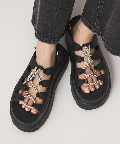 green label relaxing(グリーンレーベルリラクシング)の「<UGG>ゴールデングロウ トグル サンダル(サンダル・レディース・ブラック/オフホワイト・7/8/5/6)」の5枚目の写真