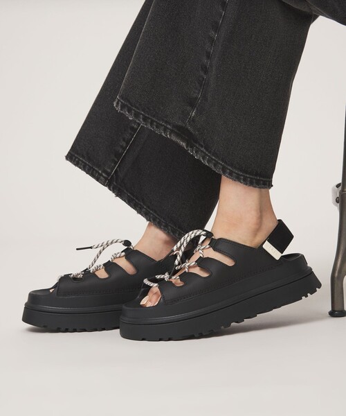 green label relaxing(グリーンレーベルリラクシング)の「<UGG>ゴールデングロウ トグル サンダル(サンダル・レディース・ブラック/オフホワイト・7/8/5/6)」の6枚目の写真
