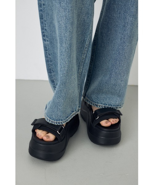 AZUL by moussy（アズールバイマウジー）の「【CONVERSE×AZUL】チューイースポーツサンダル 靴（サンダル・レディース・ブラック・25cm/24cm/23cm）」の3枚目の写真