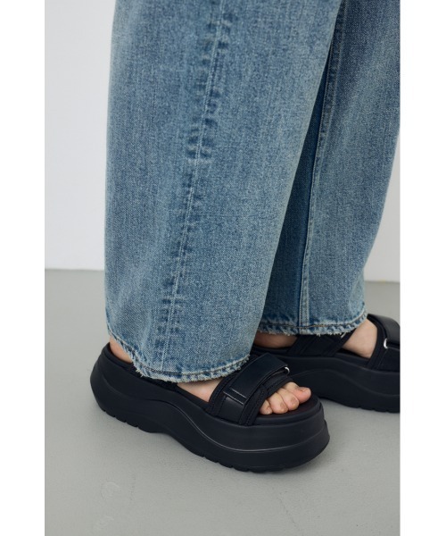 AZUL by moussy（アズールバイマウジー）の「【CONVERSE×AZUL】チューイースポーツサンダル 靴（サンダル・レディース・ブラック・25cm/24cm/23cm）」の4枚目の写真