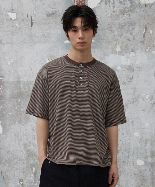 AGOD（エージーオーディー）の「ロールアップスナップヘンリーネックストライプハーフTシャツ[ブラウン]（Tシャツ/カットソー・レディース・その他・LARGE/SMALL/MEDIUM）」の2枚目の写真