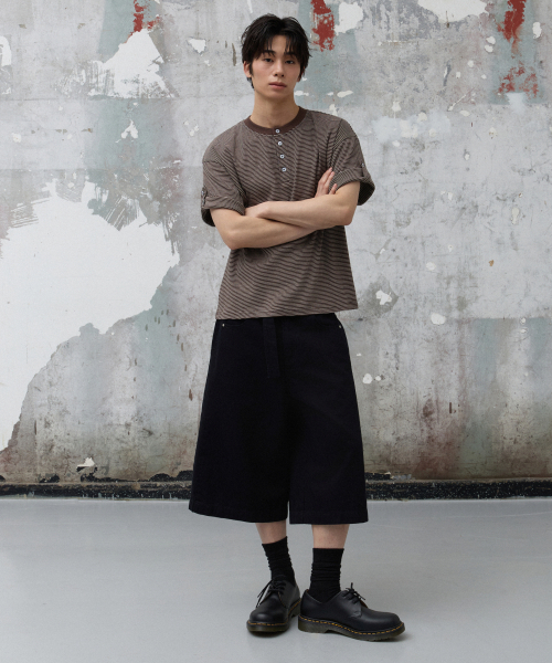 AGOD（エージーオーディー）の「ロールアップスナップヘンリーネックストライプハーフTシャツ[ブラウン]（Tシャツ/カットソー・レディース・その他・LARGE/SMALL/MEDIUM）」の3枚目の写真