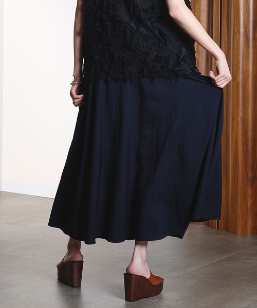 ROSE BUD(ローズバッド)の「(CREOLME)GATHER AND FLARE SKIRT(スカート・レディース・ベージュ/ネイビー・S/M)」の6枚目の写真