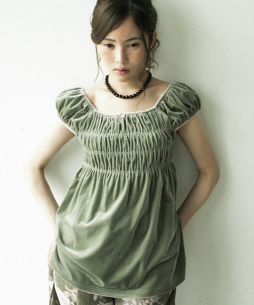 igi(イジ)の「VELOUR SHIRRED TOP / ベロアシャーリングトップス(Tシャツ/カットソー・レディース・グリーン/ブラック・FREE)」の1枚目の写真