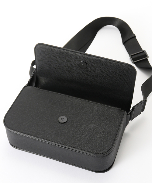 B.C STOCK(ベーセーストック)の「fellowww / フェロー CROSSBODY BAG(クラッチバッグ・メンズ・ブラック・FREE)」の5枚目の写真