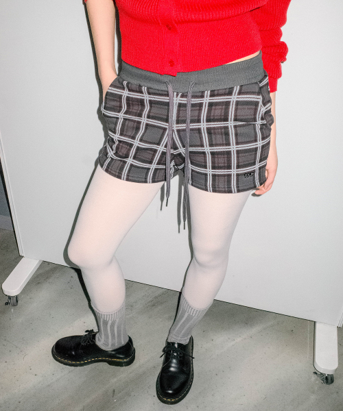 CHICKS(チックス)の「タータンチェックバンディングスウェットショートパンツチャコール(その他パンツ・レディース・チャコール・ONE SIZE)」の2枚目の写真