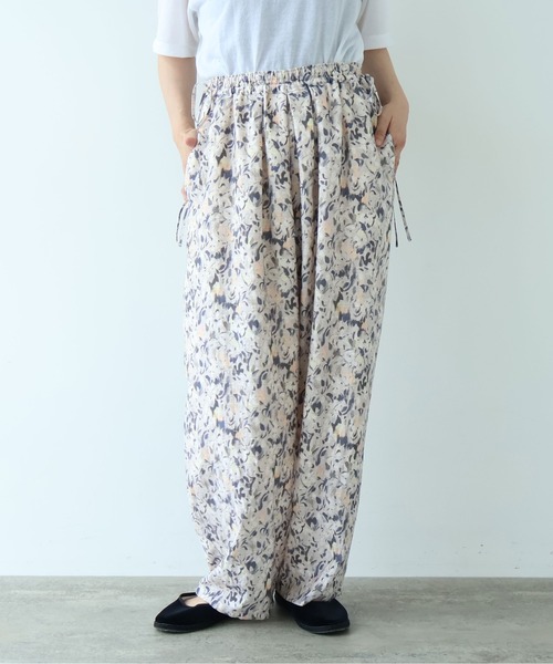 yuni(ユニ )の「●painting flower print drawstrings pants(その他パンツ・レディース・イエロー/ベージュ・FREE)」の2枚目の写真