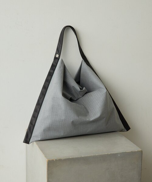ear PAPILLONNER（イアパピヨネ）の「【kawa-kawa(カワカワ)】NO1562 stripeワンショルダーバッグ（トートバッグ・レディース・ブラック/グレー・FREE）」の2枚目の写真