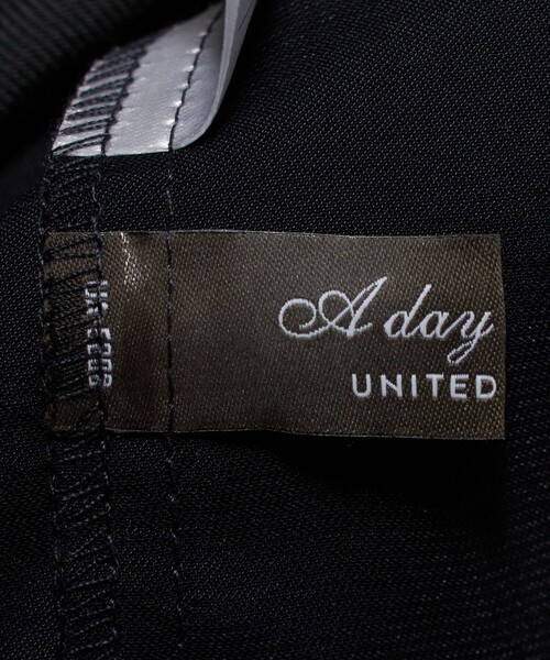 A DAY IN THE LIFE UNITED ARROWS(アデイインザライフユナイテッドアローズ)の「ヴィンテージサテン Tブラウス ‐接触冷感‐ <A DAY IN THE LIFE>(シャツ/ブラウス・レディース・ダークグレー/ナチュラル・FREE)」の18枚目の写真