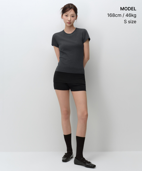 MUSINSA STANDARD WOMAN（ムシンサスタンダードウーマン）の「ウィメンズスリムクルーネックブラTシャツ[ダークグレー]（Tシャツ/カットソー・レディース・その他・MEDIUM/LARGE/X-SMALL/SMALL）」の2枚目の写真
