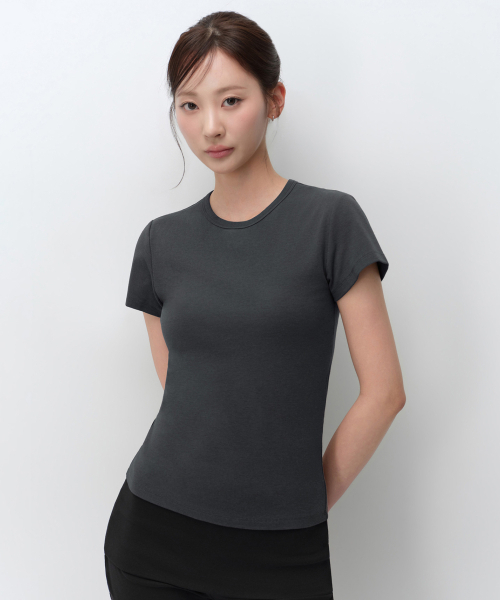 MUSINSA STANDARD WOMAN（ムシンサスタンダードウーマン）の「ウィメンズスリムクルーネックブラTシャツ[ダークグレー]（Tシャツ/カットソー・レディース・その他・MEDIUM/LARGE/X-SMALL/SMALL）」の3枚目の写真