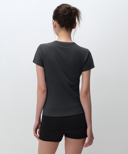 MUSINSA STANDARD WOMAN（ムシンサスタンダードウーマン）の「ウィメンズスリムクルーネックブラTシャツ[ダークグレー]（Tシャツ/カットソー・レディース・その他・MEDIUM/LARGE/X-SMALL/SMALL）」の4枚目の写真