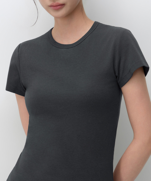 MUSINSA STANDARD WOMAN（ムシンサスタンダードウーマン）の「ウィメンズスリムクルーネックブラTシャツ[ダークグレー]（Tシャツ/カットソー・レディース・その他・MEDIUM/LARGE/X-SMALL/SMALL）」の5枚目の写真