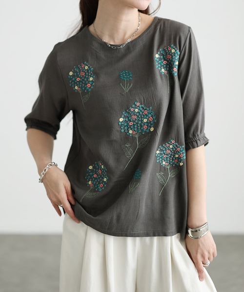 Sawa a la mode(サワアラモード)の「花刺繍ナチュラルブラウス(シャツ/ブラウス・レディース・アイボリー/チャコールグレー・FREE)」の2枚目の写真