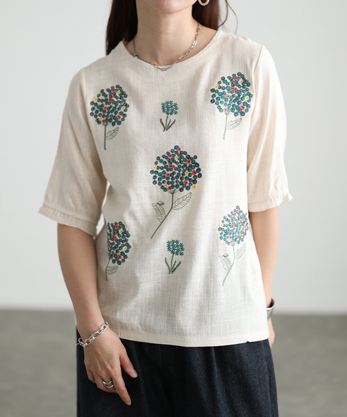 Sawa a la mode(サワアラモード)の「花刺繍ナチュラルブラウス(シャツ/ブラウス・レディース・アイボリー/チャコールグレー・FREE)」の1枚目の写真