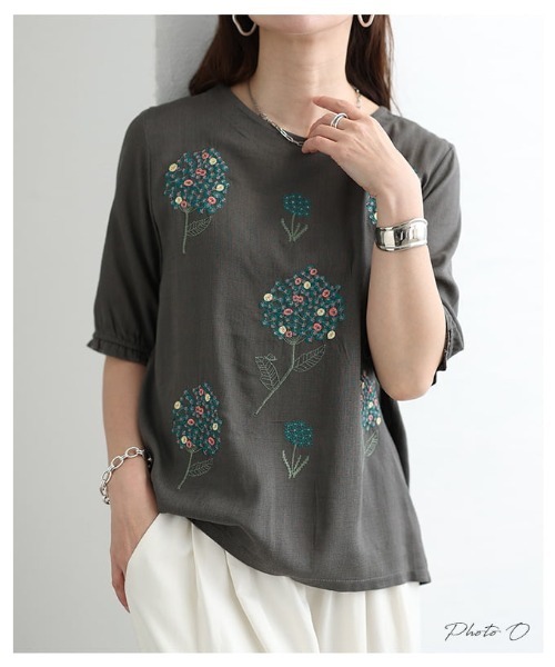 Sawa a la mode(サワアラモード)の「花刺繍ナチュラルブラウス(シャツ/ブラウス・レディース・アイボリー/チャコールグレー・FREE)」の3枚目の写真