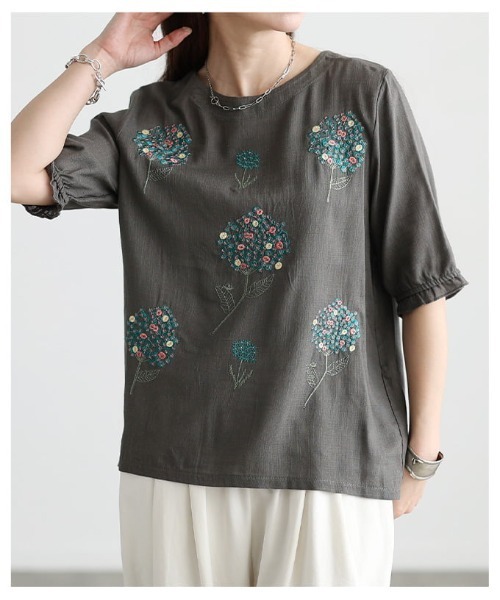 Sawa a la mode(サワアラモード)の「花刺繍ナチュラルブラウス(シャツ/ブラウス・レディース・アイボリー/チャコールグレー・FREE)」の5枚目の写真