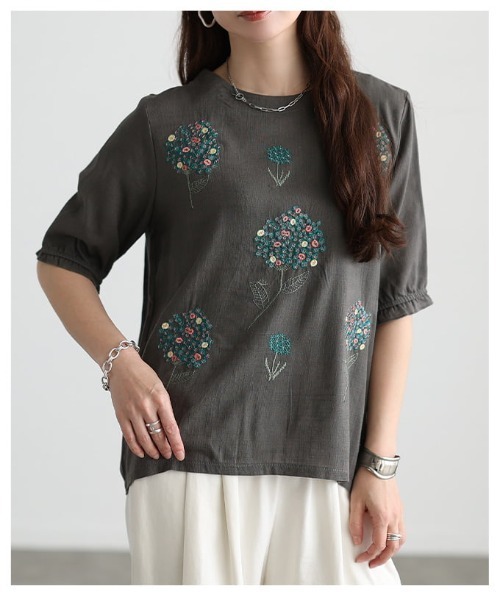 Sawa a la mode(サワアラモード)の「花刺繍ナチュラルブラウス(シャツ/ブラウス・レディース・アイボリー/チャコールグレー・FREE)」の9枚目の写真