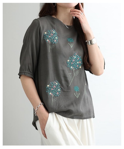 Sawa a la mode(サワアラモード)の「花刺繍ナチュラルブラウス(シャツ/ブラウス・レディース・アイボリー/チャコールグレー・FREE)」の10枚目の写真