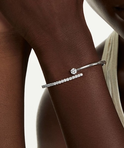 SWAROVSKI（スワロフスキー）の「【公式】【スワロフスキー】Matrix バングル, ラウンドカット, ホワイト, ロジウム・プレーティング（ブレスレット・レディース・シルバー系・S）」の2枚目の写真