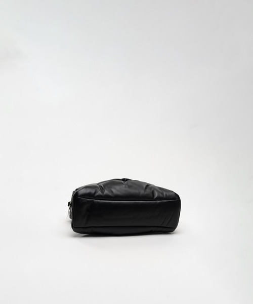 Maison MIHARA YASUHIRO(メゾンミハラヤスヒロ)の「"PUCKER" Puffer Square Bag(ショルダーバッグ・レディース・ブラック・FREE)」の6枚目の写真