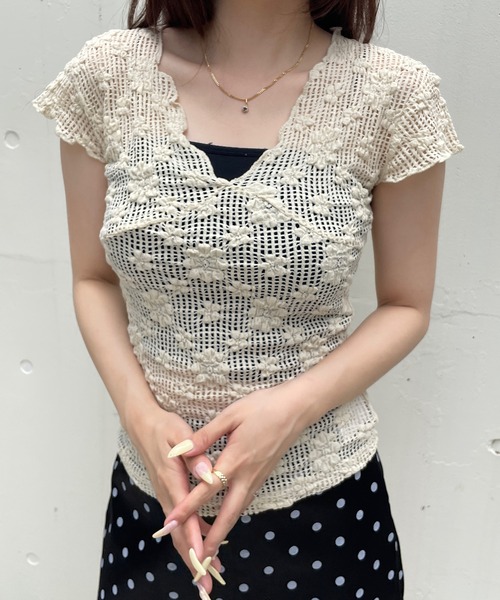 ROGER AND RAW(ロジャーアンドロウ)の「フラワー クロシェVネック半袖トップス(Tシャツ/カットソー・レディース・ホワイト/ブラック/ベージュ・FREE)」の3枚目の写真